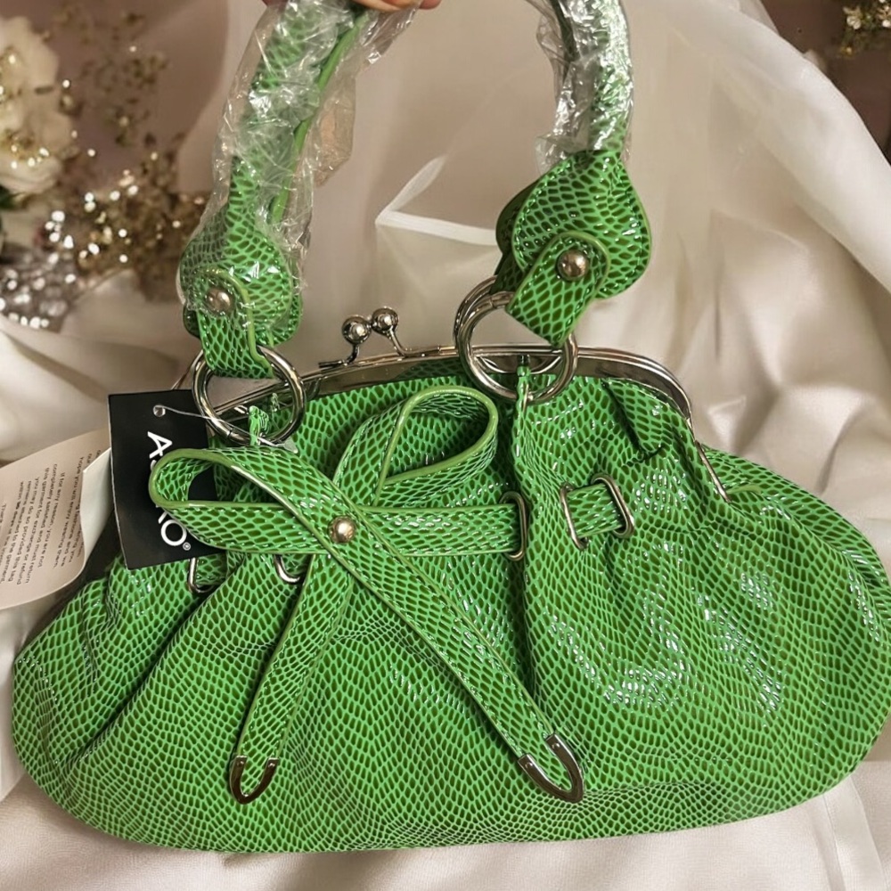 Ashro Patent Green Faux Snakeskin Embossed Handbag w/ Kiss-lock Closure